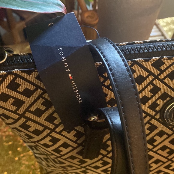 Tommy Hilfiger bag 13X 9 1/2” in size - Picture 3 of 12